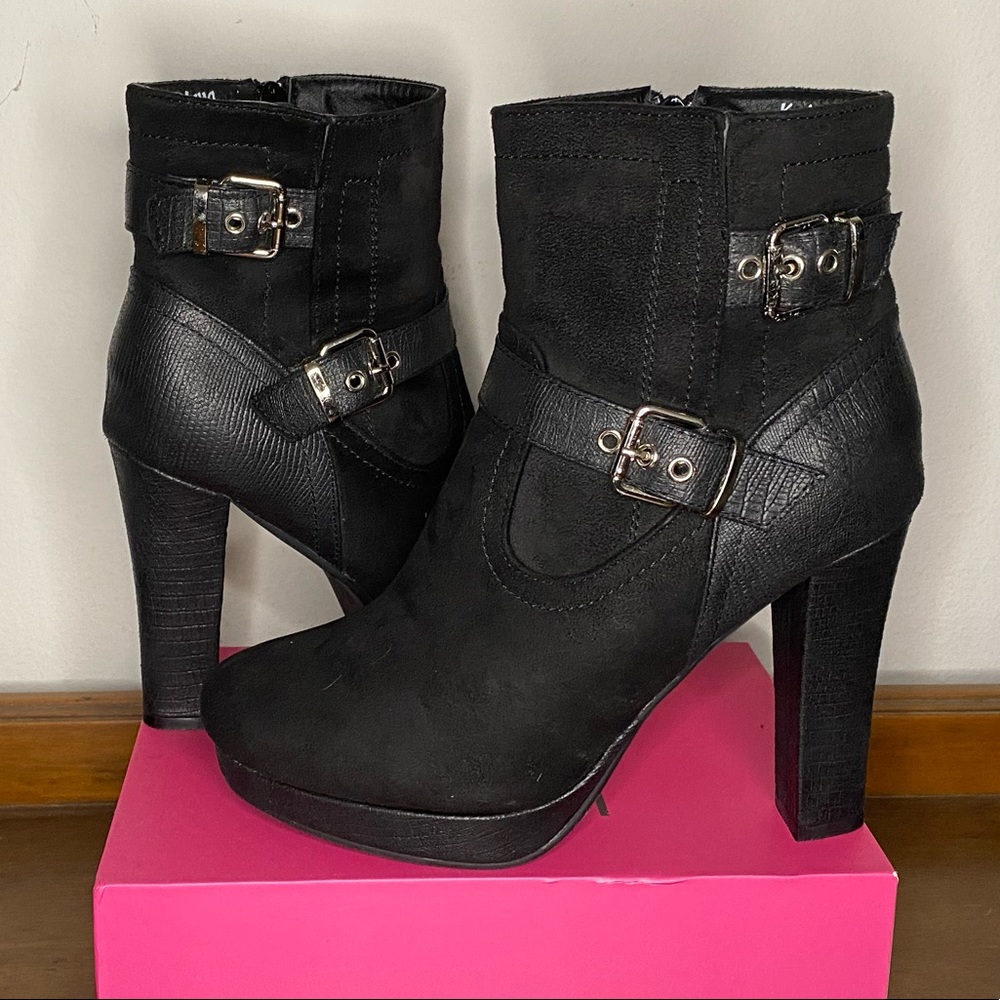 2/$50 EUC Black Platform Suede Heeled Ankle Boot Size 7